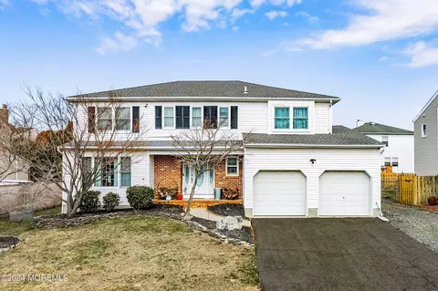 15 Highland Dr, Parlin, NJ 08859