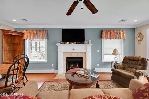 Living - 35 Florence Ave, Leonardo, NJ 07737 photo 2 of 4