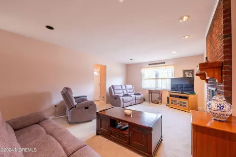 660 Brookside Dr, Toms River, NJ 08753
