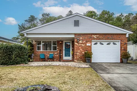 7 Point Blanche Ct, Toms River, NJ 08757