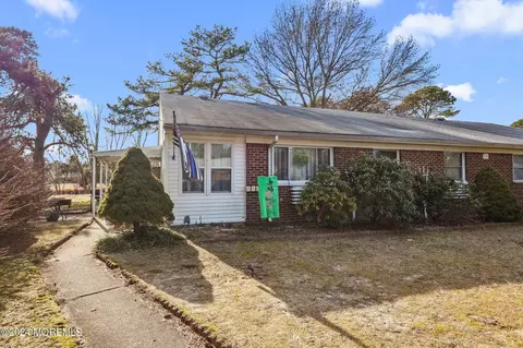29 Brooks Ct #A, Whiting, NJ 08759
