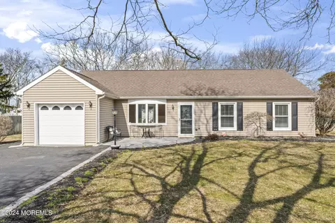 1112 Crystal Dr, Toms River, NJ 08753