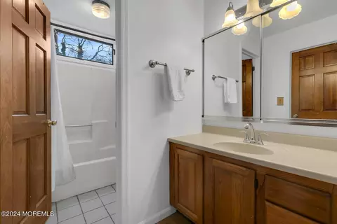 Bath - 41 S Ward Ave, Rumson, NJ 07760 photo 1 of 3