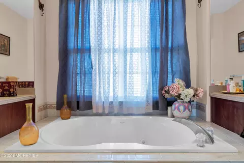 Bath - 69 Picadilly Dr, Jackson, NJ 08527 photo 1 of 3