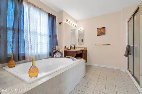 Bath - 69 Picadilly Dr, Jackson, NJ 08527 photo 2 of 3