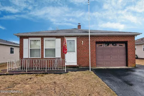 4 Roman St, Toms River, NJ 08757