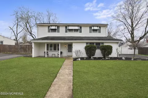 11 Otter St, Hazlet, NJ 07730