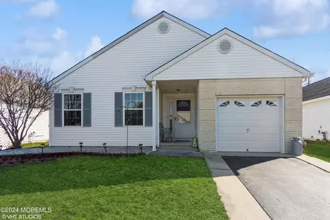8 Winterton Dr, Toms River, NJ 08757