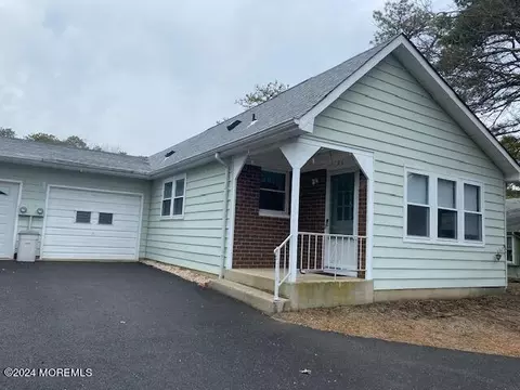 2 Hale Ln #C, Whiting, NJ 08759