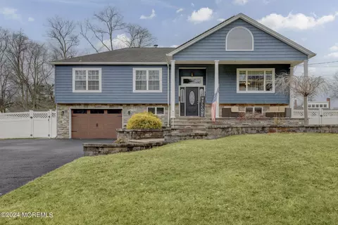 33 Winthrop Dr, Manalapan, NJ 07726