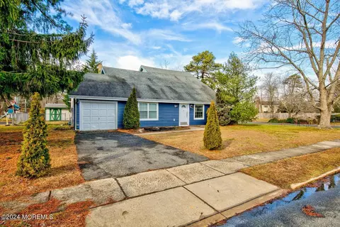 1242 Hermosa Dr, Lakewood, NJ 08701