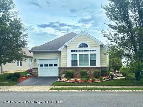 21 Devereux Dr, Manchester, NJ 08759