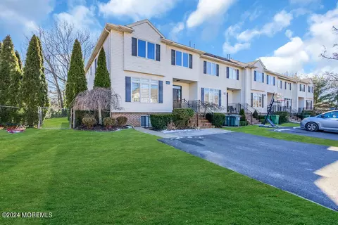16 Windermere St, Lakewood, NJ 08701