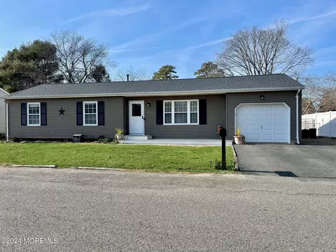 1036 Seaman Ave, Beachwood, NJ 08722