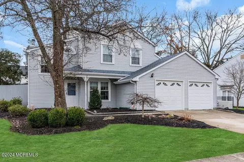 29 Bunker Hill Dr, Howell, NJ 07731