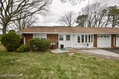 912 Dumbarton Dr # B, Lakewood, NJ 08701