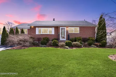 6 Linda Pl, Hazlet, NJ 07730