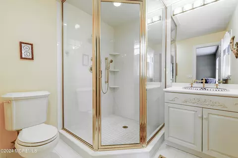 Bath - 10 Leaf Ln, Old Bridge, NJ 08857 photo 2 of 4