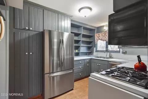 Kitchen - 26 Bruce Ct, Milltown, NJ 08850 photo 2 of 6