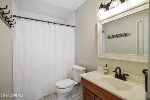 Bath - 26 Bruce Ct, Milltown, NJ 08850 photo 2 of 3