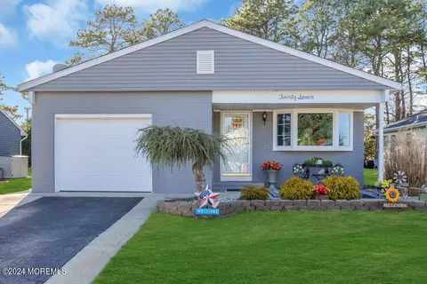 27 Lumsden St, Toms River, NJ 08757