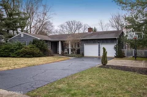 22 Turnberry Dr, Lincroft, NJ 07738
