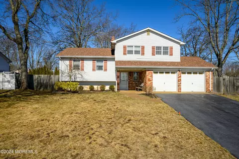 12 Newport Dr, Howell, NJ 07731