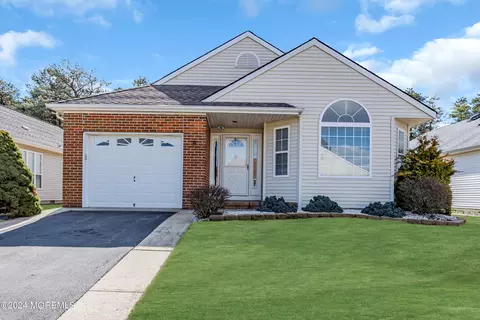 82 Canterbury Ln, Toms River, NJ 08757