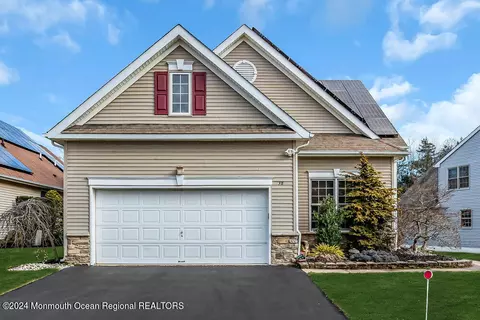 38 Sequoia Pkwy, Ocean, NJ 07712