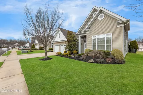 1 Carleton Dr, Freehold, NJ 07728