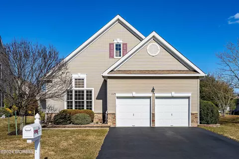20 Fernwood Dr, Ocean, NJ 07712