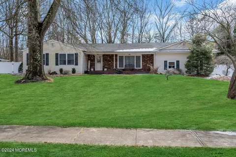 10 Garvey Dr, Monroe, NJ 08831