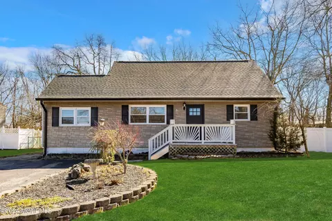 5 Hampton Rd, Howell, NJ 07731