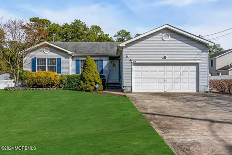 2112 Bismarck St, Toms River, NJ 08757