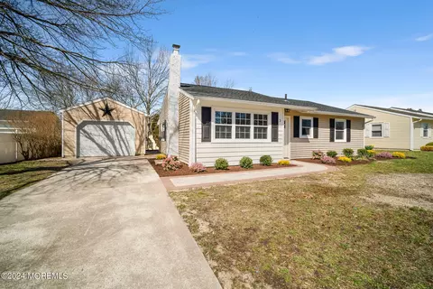 3 Saratoga Lake Dr, Little Egg Harbor, NJ 08087
