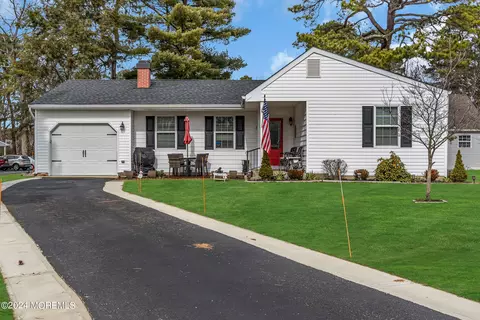 8 Swift Cir, Whiting, NJ 08759