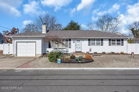 636 Mermaid Ave, Beachwood, NJ 08722