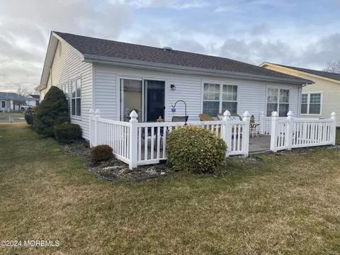 8 Vernon Ct, Brick, NJ 08724