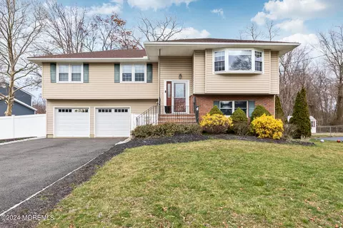 3 Schelly Dr, Middletown, NJ 07748