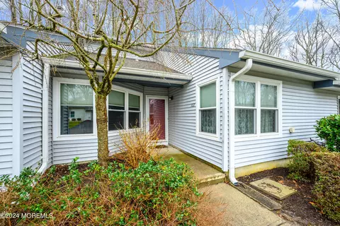 322 Sunshine Ct, Englishtown, NJ 07726