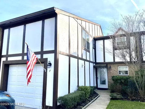 7 Willow Ln, Spring Lake Heights, NJ 07762