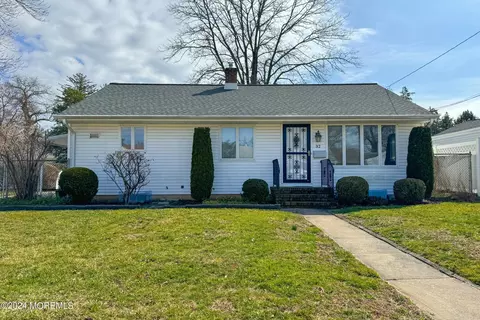 32 Meadowbrook Ave, Eatontown, NJ 07724