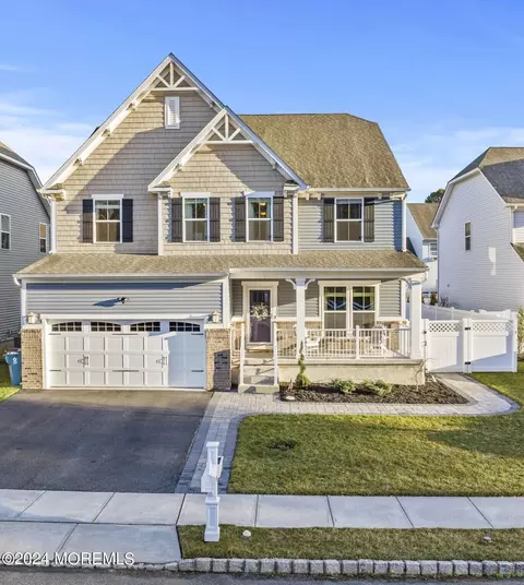 33 Imlay Ln, Farmingdale, NJ 07727
