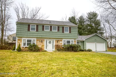 39 Ogden Ln, Manalapan, NJ 07726