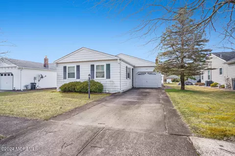 7 Shannon Ct, Toms River, NJ 08757