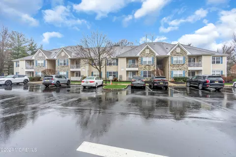 408 Wedgewood Cir, Belford, NJ 07718