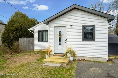 58 Freewood St, Howell, NJ 07731