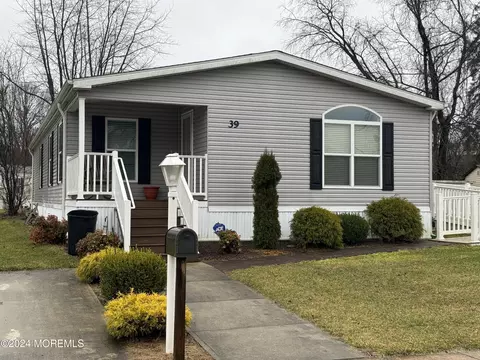 39 Silvermeade Dr, Freehold, NJ 07728