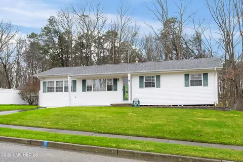 9 Birch Dr, Jackson, NJ 08527