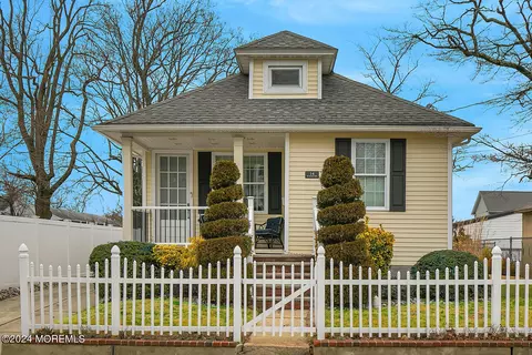 14 W Sunset Ave, Red Bank, NJ 07701